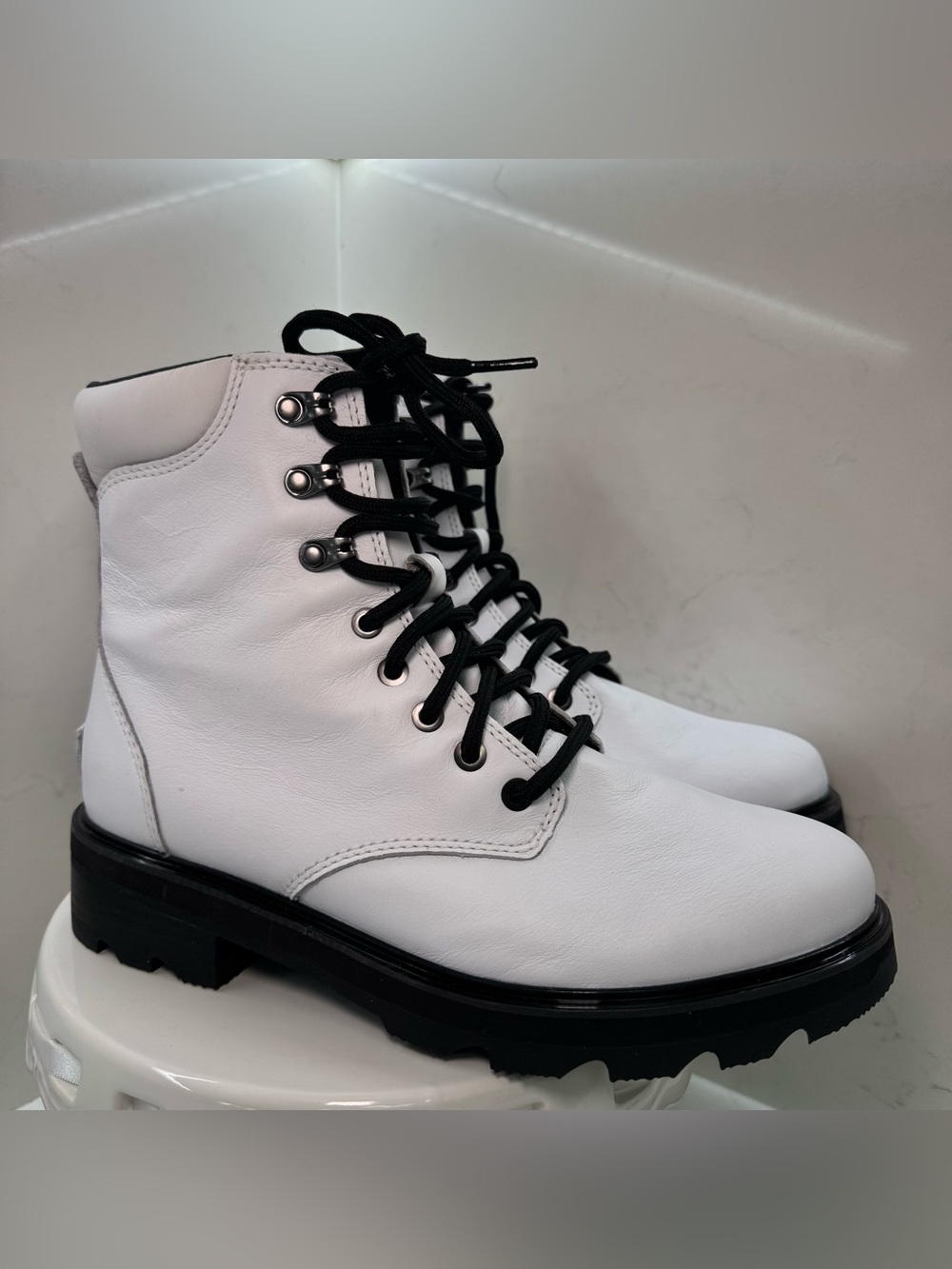 Sorel Lennox Lace Women’s White Leather Combat Boots Black Lug Sole Size 9.5